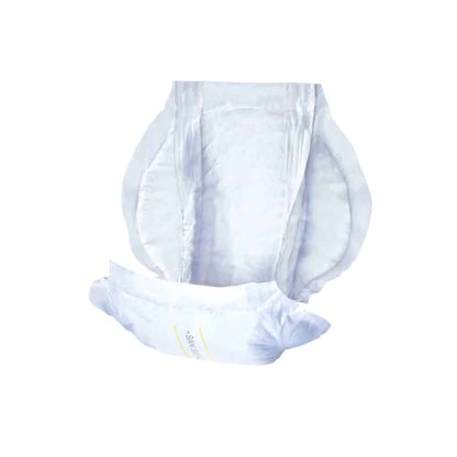 Uma imagem de uma fralda para adultos aberta e não utilizada com partes laterais e punhos elásticos para as pernas para conforto ideal. A San Seni Prima Inkontinenzvorlage | Packung (30 Stück) da TZMO Deutschland GmbH é branca com uma faixa azul-clara e amarela no meio, indicando a área de absorção para incontinência.