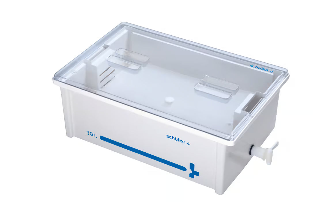 O sistema de banheiras Schülke de 3 litros da Schülke & Mayr GmbH é um recipiente retangular de plástico branco com tampa transparente, marcação azul de 3L, bico branco e marca "schülke" - ideal para o preparo de instrumentos.