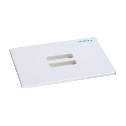 O sistema de banheiras Schülke de 3 litros da Schülke & Mayr GmbH é um artigo branco e retangular com duas fendas retangulares paralelas no meio e o nome da marca "schülke" em letras azuis no canto superior direito, o que o torna ideal para o preparo de instrumentos e aplicações médicas.