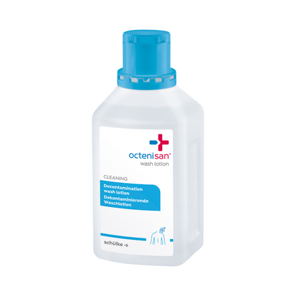 Uma garrafa de plástico transparente Schülke Octenisan Waschlotion da Schülke & Mayr GmbH com tampa azul e rótulo bilíngue está em pé sobre um fundo branco, ideal para limpeza antisséptica da pele e cuidados higiênicos do corpo.