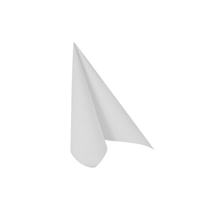 Um único guardanapo de papel branco, parcialmente dobrado e com uma borda levantada, sobre um fundo branco simples, assemelha-se a uma peça elegante da "ROYAL Collection" de guardanapos da PAPSTAR GmbH.