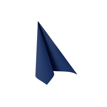 Um único guardanapo da PAPSTAR "ROYAL Collection" da PAPSTAR GmbH, em um elegante azul-marinho e com as dimensões de 40 cm x 40 cm com 1/4 de dobra, está elegantemente dobrado em um triângulo, tornando-o ideal para valorizar sua decoração de mesa contra um fundo branco simples.