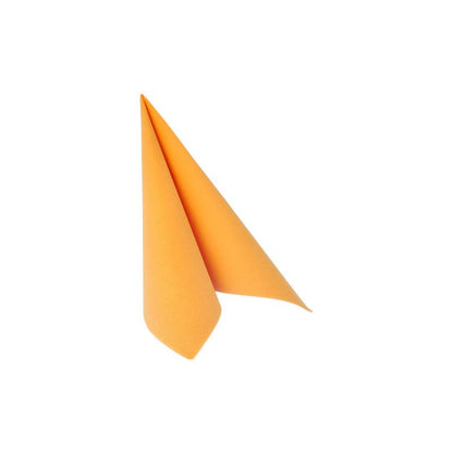Contra um simples fundo branco, um avião de papel laranja desperta o charme especial de uma decoração de mesa especial. Suas linhas claras e postura confiante refletem a elegância dos guardanapos da "ROYAL Collection" da PAPSTAR GmbH, que medem 40 cm x 40 cm e são dobrados em 1/4.