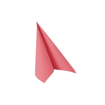 O guardanapo rosa PAPSTAR 20 guardanapos "ROYAL Collection" (40x40 cm, 1/4-dobra) da PAPSTAR GmbH está dobrado em forma de triângulo e colocado de pé sobre uma superfície branca simples - ideal para uma decoração de mesa elegante.