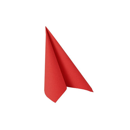 Um único guardanapo vermelho PAPSTAR 20 "ROYAL Collection" 1/4-dobra (40x40 cm) da PAPSTAR GmbH está dobrado em um triângulo pontiagudo sobre um fundo branco - ideal para uma decoração de mesa estilosa.