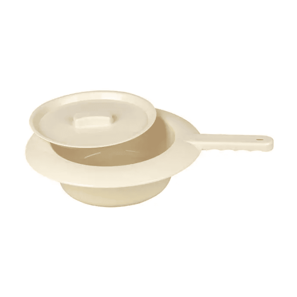 Contra um fundo branco, a bacia de punção de plástico Servoprax - 300 x 80 mm da Servoprax GmbH é ilustrada. É composta por uma estrutura de polipropileno bege com tampa e alça. A tampa está ligeiramente aberta, oferecendo uma visão do interior da comadre, destacando seu design simples e funcional.