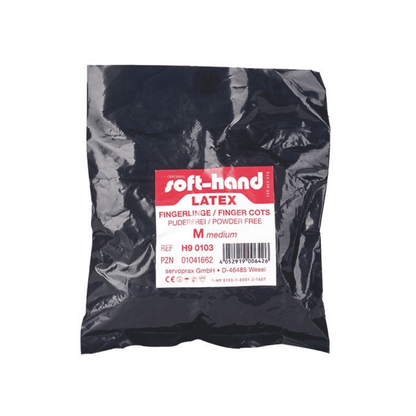 Uma embalagem com a inscrição „Soft-Hand Protetores de Dedo de Látex, Tamanho 3 – 100 Unidades“ da Servoprax GmbH contém protetores de dedo médios, não estéreis. A embalagem é preta com rótulo vermelho e branco e é sem pó.