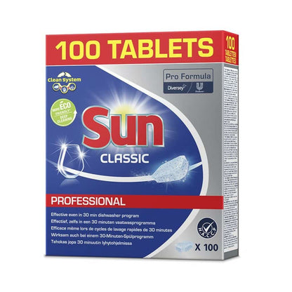 Na embalagem de SUN Professional Classic Tabs, pastilhas de limpeza para máquina de lavar loiça da Diversey Deutschland GmbH & Co. OHG, está escrito "100 pastilhas" e "Profissional" em negrito. Destaca a fórmula ecológica e a eficácia num programa de 30 minutos, com o logotipo da marca exibido de forma proeminente num fundo azul.
