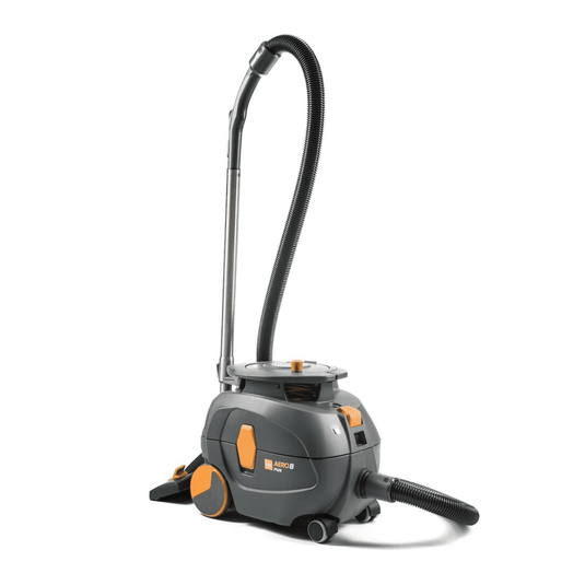 Um aspirador TASKI AERO 8 PLUS, fornecido pela Diversey Deutschland GmbH & Co. OHG, nas cores cinzento e laranja, encontra-se na posição vertical. Este aspirador compacto e potente, com depósito, dispõe de uma mangueira longa e flexível e apresenta um corpo cilíndrico com rodas traseiras grandes e rodas dianteiras mais pequenas, garantindo uma excelente mobilidade e uma limpeza eficiente. O seu funcionamento é otimizado pela tecnologia «Flüster», que garante um funcionamento silencioso.