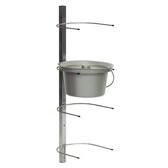 O suporte de parede para baldes sanitários Novocal em aço inoxidável oferece espaço para 4 baldes sanitários e 4 bacias. O prático suporte de parede da Novocal é ideal para armazenamento seguro e que economiza espaço na área de cuidados. Embalagem: 1 peça.