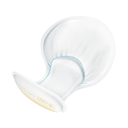 Um penso branco e curvado TENA Comfort Normal para incontinência da Essity Germany GmbH, decorado com símbolos laranja, é apresentado contra um fundo simples. É feito de materiais macios para maior conforto e possui um design suave e ergonômico, perfeito para proteção contra fugas. Este produto oferece proteção confiável e tranquilidade.