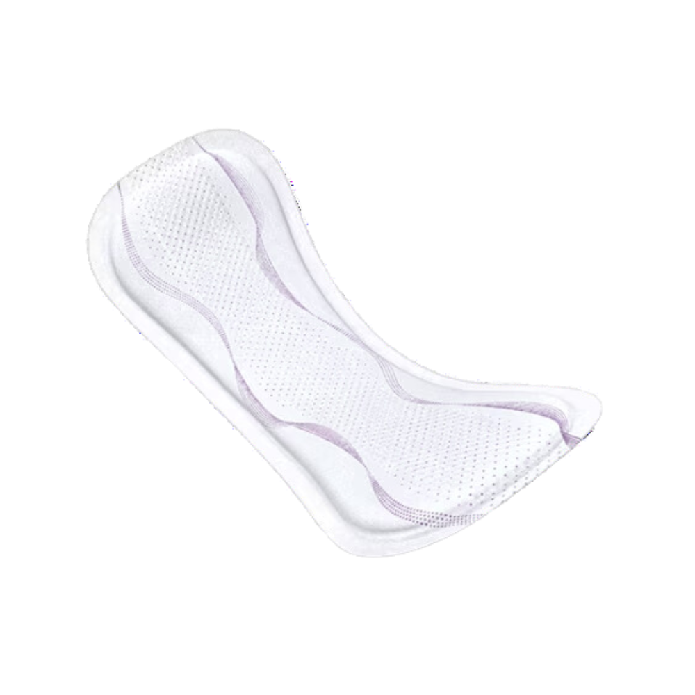 Um close-up de um TENA Lady Mini Plus Slipeinlage, que mostra sua forma branca contornada com superfície texturizada e padrão ondulado no meio. Foi concebido como um produto de incontinência e possui a tecnologia DryZone para maior conforto. O absorvente é visto contra um fundo impecavelmente branco.