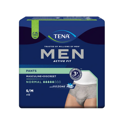 A imagem mostra uma embalagem de TENA Men Active Fit Pants Normal Calças de Incontinência em Cinza, perfeita para lidar com a perda urinária. A embalagem predominantemente azul escura com acentos verdes identifica o produto no canto inferior direito e enfatiza seu design masculino e discreto com absorção normal.