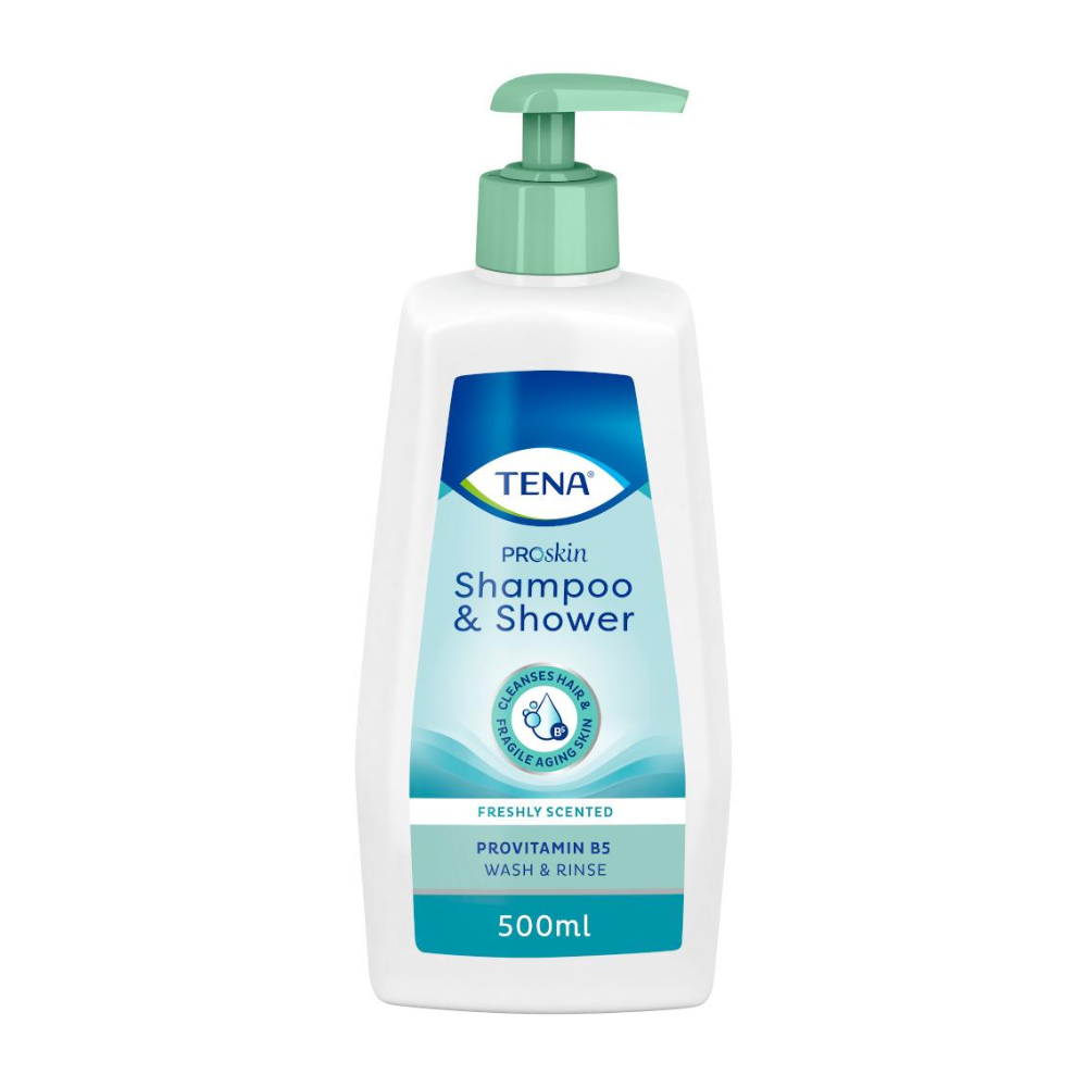 O TENA Shampoo & Shower 500 ml da Essity Germany GmbH com tampa de bomba verde é ideal para pele sensível. Sua fórmula perfumada e fresca, enriquecida com provitamina B5, é apresentada numa embalagem elegante branca com detalhes em azul e verde.