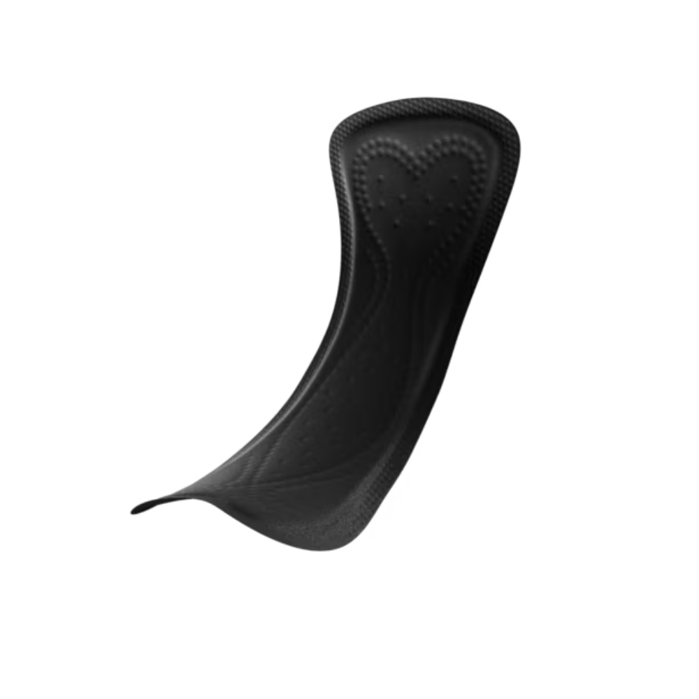 Uma TENA Silhouette Noir Normal Slipeinlage em preto, fabricada pela Essity Germany GmbH, destaca-se elegantemente de um fundo branco simples. Seu design curvado possui uma superfície texturizada com um padrão de coração no topo central e oferece tanto elegância quanto conforto para almofadas de incontinência.