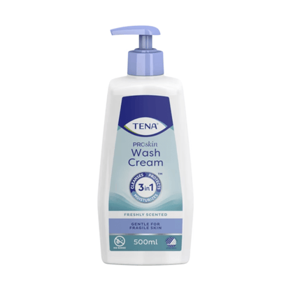 Uma garrafa de 500 ml de TENA Wash Cream Cuidado da Pele 3 em 1 da TENA - Essity Germany GmbH é ideal para o cuidado suave da pele. O dispensador de bomba e a fórmula 3 em 1 facilitam a aplicação e a fragrância fresca é ajustada para pele sensível. A garrafa predominantemente branca com detalhes azuis destaca o cuidado benéfico.