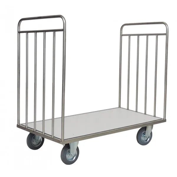 Um carrinho de transporte Novocal sem parte traseira em aço inoxidável com plataforma plana, quatro rodas e suportes verticais estáveis em ambas as extremidades para transporte seguro de objetos.