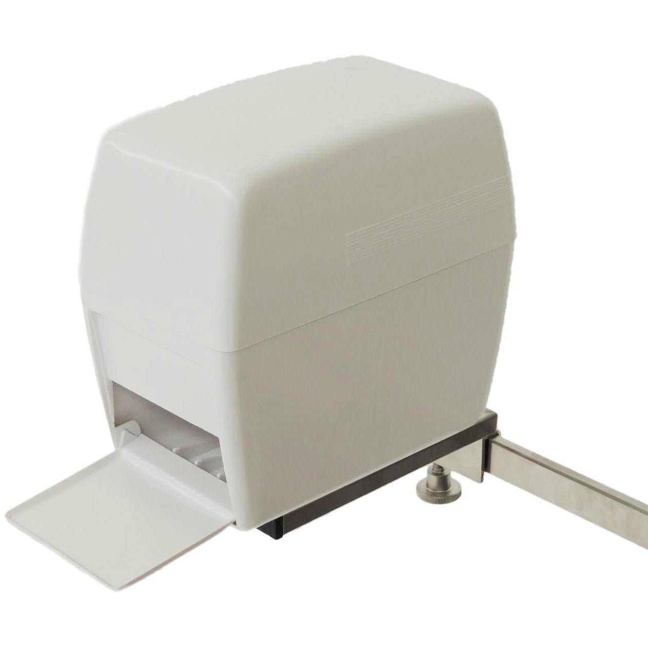 Um motor de portão deslizante automático branco com uma carcaça retangular e cremalheira de metal montada é mostrado com a tampa frontal aberta, revelando parte do mecanismo interno - uma precisão comparável à do dispensador de compressas Novocal para trilho europeu.