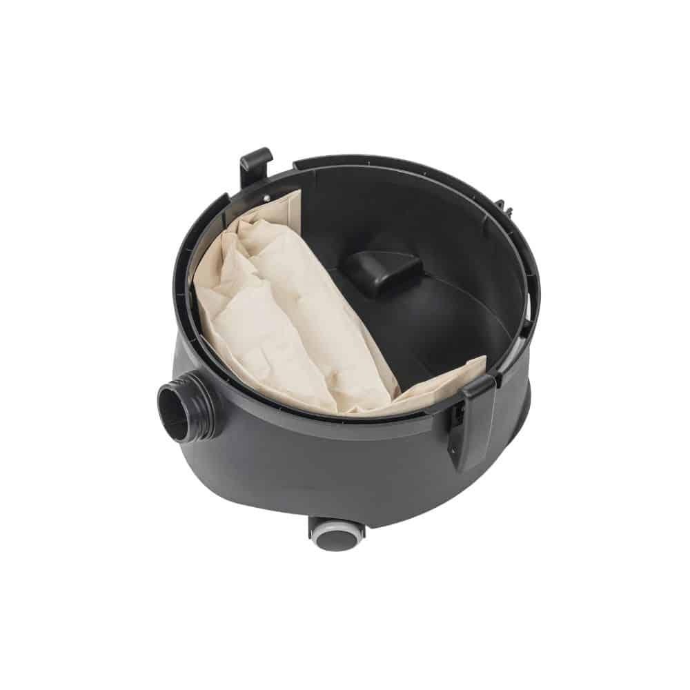 Em um recipiente de plástico preto com dois bicos proeminentes e parte superior aberta, encontra-se um saco de tecido bege dobrado, que lembra o eficiente sistema TASKI go da Diversey Deutschland GmbH & Co. OHG. Este parece ser parte de uma solução de filtragem ou coleta poderosa e econômica, destacando seu design direto e funcional com componentes como mangueira de sucção, bocal de sucção e bocal de pó incluídos no pacote.