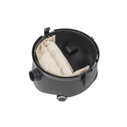 Em um recipiente de plástico preto com dois bicos proeminentes e parte superior aberta, encontra-se um saco de tecido bege dobrado, que lembra o eficiente sistema TASKI go da Diversey Deutschland GmbH & Co. OHG. Este parece ser parte de uma solução de filtragem ou coleta poderosa e econômica, destacando seu design direto e funcional com componentes como mangueira de sucção, bocal de sucção e bocal de pó incluídos no pacote.