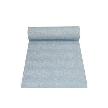 Um rolo de tecido azul-claro da PAPSTAR semelhante a tecido de corredor de mesa PV-Tissue Mix "ROYAL Collection" da PAPSTAR GmbH está parcialmente desenrolado e elegantemente apresentado sobre um fundo branco. A mistura de polpa-viscose-tissue confere-lhe uma aparência lisa e uniformemente colorida.