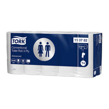 Uma caixa de papel higiénico de rolos pequenos Tork 110782 extra macio Advanced T4 contém 30 rolos. A embalagem é predominantemente nas cores azul e branco e indica com os símbolos de um homem e de uma mulher o uso como produto de casa de banho. No rótulo está escrito "papel higiénico extra macio de 3 camadas", o que garante tanto conforto como qualidade.