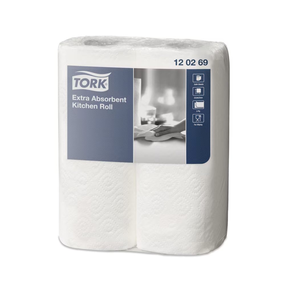 Uma caixa com 24 rolos de Tork 120269 rolo de cozinha extra-absorvente Premium 2 camadas da Essity Professional Hygiene Germany GmbH mostra o logotipo da marca e detalhes do produto, com símbolos indicando a construção de alta qualidade de duas camadas. Os rolos brancos têm um padrão de relevo discreto.