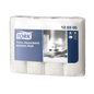 Uma caixa de toalhas de cozinha Tork 120305 extra-absorventes Premium de 3 camadas, fabricada pela TORK – Essity Professional Hygiene Germany GmbH, contém 48 rolos. A embalagem predominantemente branca com destaques azuis exibe uma imagem do produto, um logotipo e símbolos de uso. O rótulo "120305" destaca o design extra-absorvente.