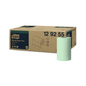 Uma caixa com a inscrição „Tork 129255 Toalhetes de papel multiuso resistentes Advanced W5 2 camadas“ da TORK – Essity Professional Hygiene Germany GmbH é exibida ao lado de um rolo verde-claro com papel de alto desempenho absorvente. Na caixa, podem-se ver símbolos que indicam o uso e as especificações dos toalhetes multiuso Tork.