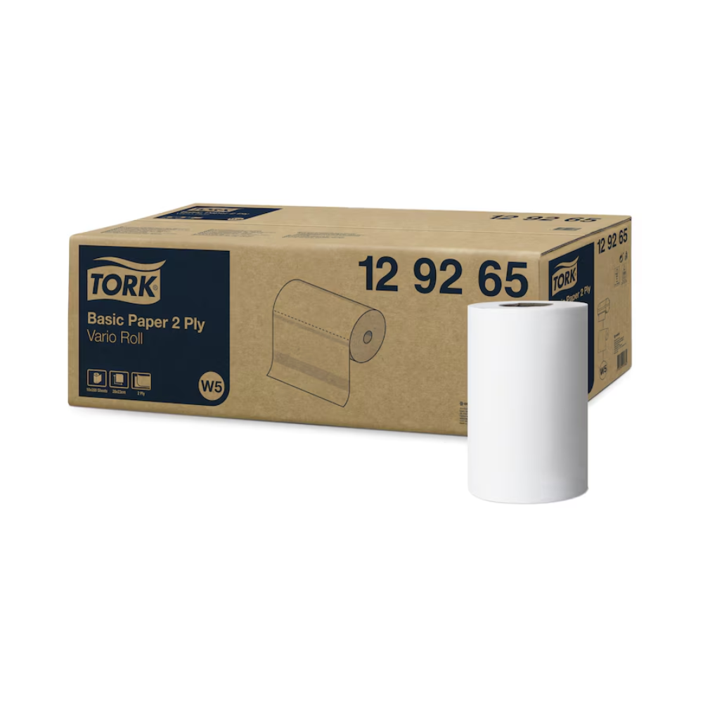 Exibida está uma grande caixa com a inscrição "Tork 129265 Toalhas de Papel Standard Universal W5 2 camadas" da TORK – Essity Professional Hygiene Germany GmbH. Ao lado, encontra-se um único rolo branco, conhecido por sua alta capacidade de absorção e que oferece uma solução econômica para as necessidades diárias.