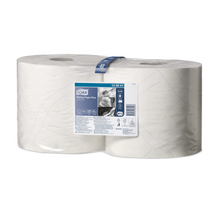 Eine Packung mit zwei großen Rollen Tork 130041 Starke Mehrzweck-Papierwischtücher Premium, teilweise in transparentem Kunststoff verpackt. Das Etikett zeigt Produktdetails und Markenzeichen in einem blau-weißen Farbschema. Diese QuickDry™-Tücher sind mit Tork-Spendern kompatibel und lassen sich mühelos verwenden.