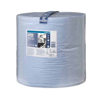 Um rolo grande de toalhas de papel multiuso extra fortes Tork Premium W1 de 2 camadas da Essity Professional Hygiene Germany GmbH possui na frente uma etiqueta com informações do produto e imagens ilustrativas de aplicação. Com alta absorção, inclui uma faixa prática para transporte.