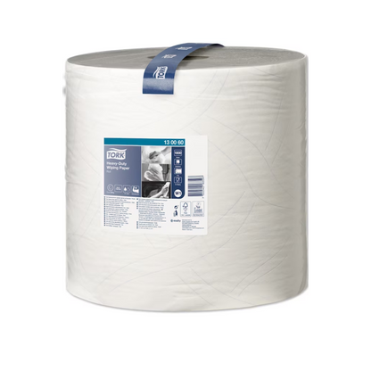 Um rolo grande de toalhas de papel multiuso extra fortes de alta qualidade da Tork com etiqueta azul é projetado para alta absorção. Este rolo cilíndrico branco possui uma alça prática na parte superior e se encaixa perfeitamente em qualquer dispensador Tork. Na etiqueta do produto, a marca registrada da TORK – Essity Professional Hygiene Germany GmbH, bem como informações de uso, são claramente visíveis.