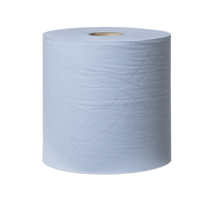 Um rolo Tork 130073 de toalhas de papel multiuso extra-fortes em azul claro está em pé com superfície texturizada e núcleo de papelão, simbolizando a qualidade premium da TORK - Essity Professional Hygiene Germany GmbH para uso versátil.