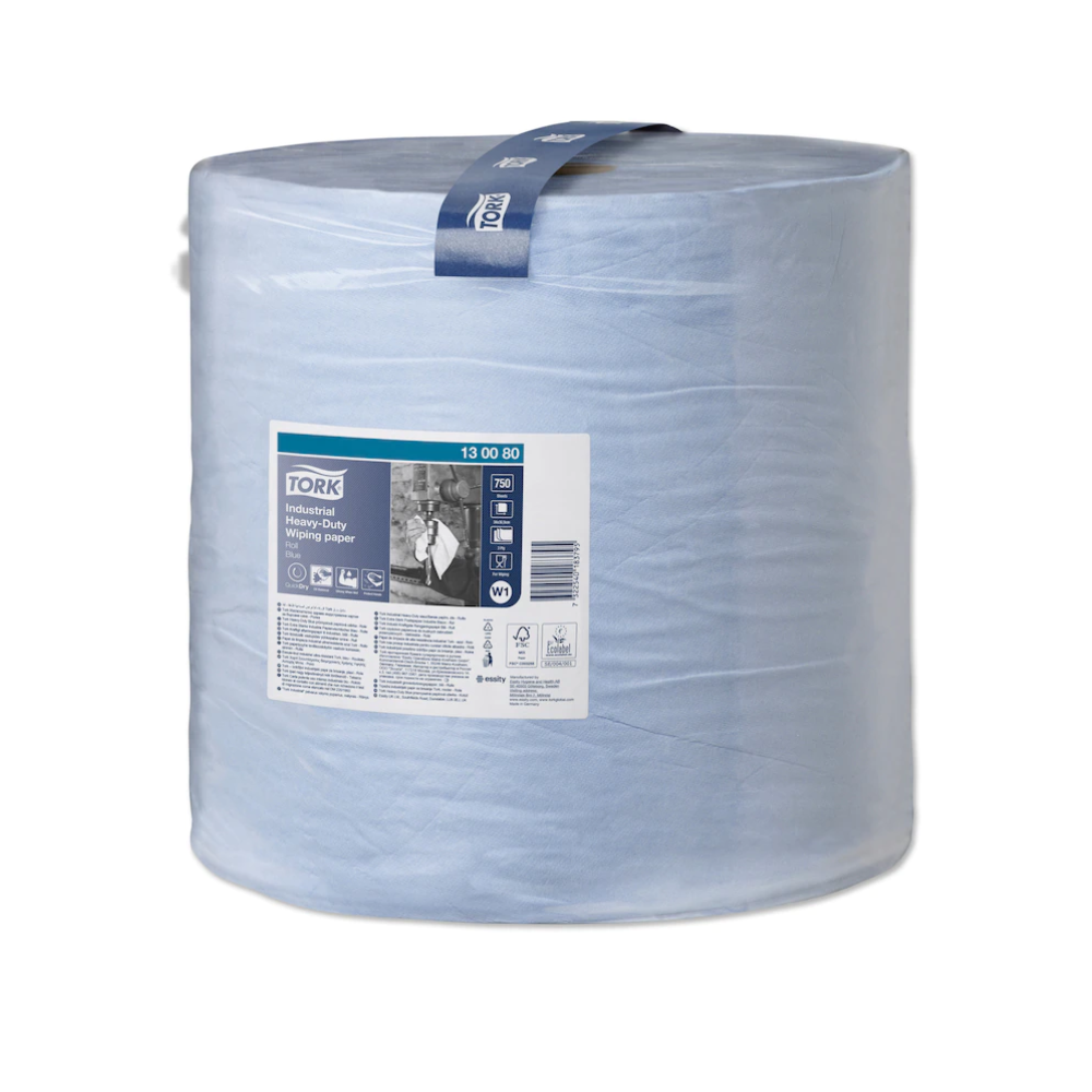 O rolo de papel de limpeza industrial de alto desempenho Tork 130080 Premium em azul claro e embalagem de plástico contém uma etiqueta de design de 3 camadas com detalhes do produto e a imagem de um trabalhador. Marca: TORK - Essity Professional Hygiene Germany GmbH.