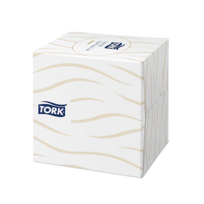 Um cubo dispensador de lenços Tork 140278 Tork extra macio em branco com padrão ondulado bege e o logotipo TORK na lateral.