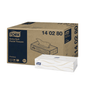 Uma grande caixa marrom com a inscrição "Tork 140280 lenços cosméticos extra macios" da TORK – Essity Professional Hygiene Germany GmbH está ao lado de uma caixa de lenços branca menor. Em ambas as caixas, o logotipo da Tork é claramente visível, com a caixa menor apresentando um padrão ondulado. Na embalagem, o SKU 14 02 80 para esses lenços cosméticos extra macios é destacado.