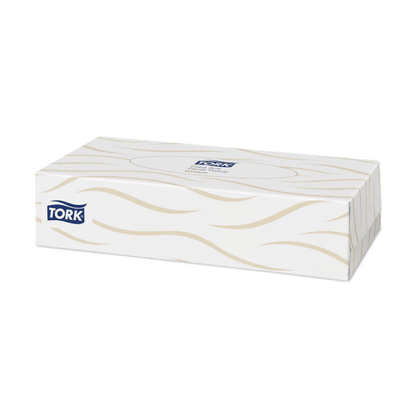 Uma caixa retangular com lenços Tork apresenta um design ondulado elegante em branco e bege, no qual o logotipo da Tork é claramente visível. Estes lenços cosméticos extra macios, oferecidos pela TORK – Essity Professional Hygiene Germany GmbH como parte da coleção Tork 140280, combinam absorção com elegância.