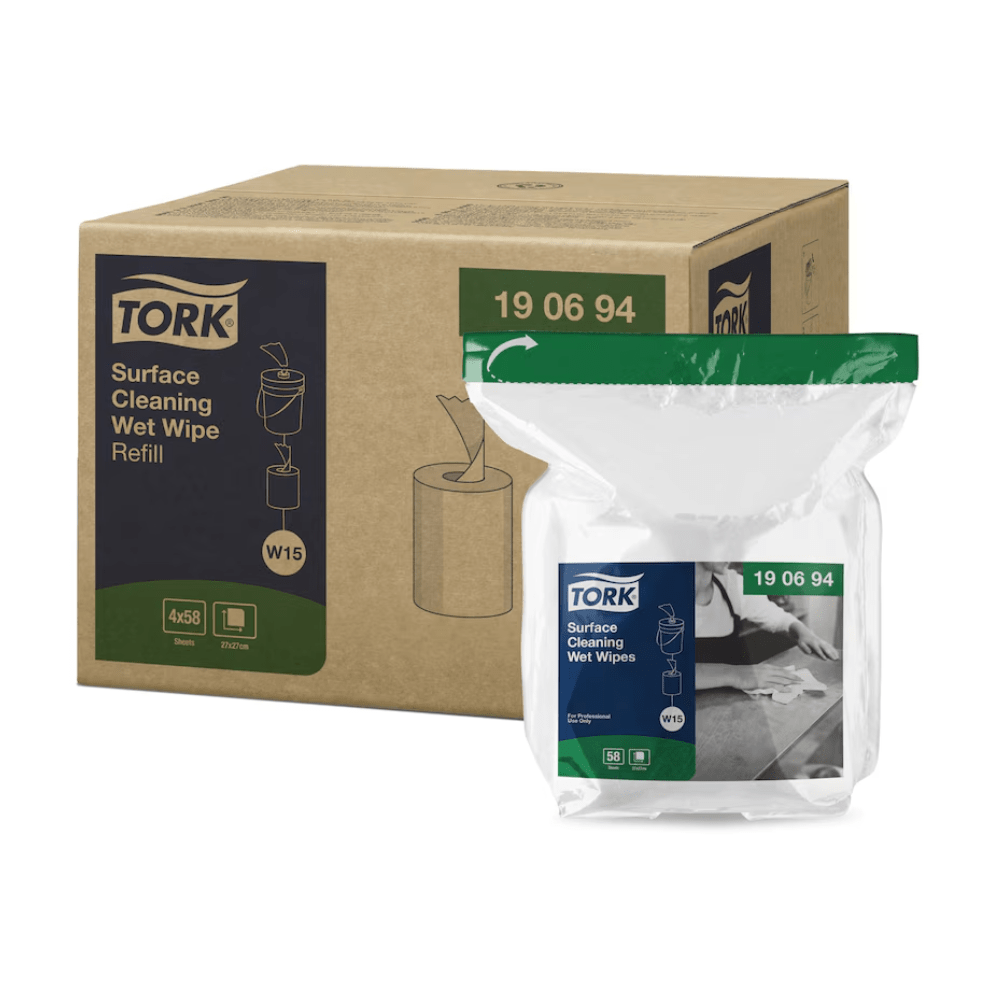 Embalagem para material de recarga Tork 190694 para toalhetes de limpeza de superfícies húmidas Premium W15 de 1 camada. Uma caixa de cartão com o logótipo Tork e detalhes do produto é fornecida juntamente com uma embalagem plástica transparente com os toalhetes húmidos, ideal para uma limpeza eficiente. A imagem também contém uma ilustração do produto utilizado.