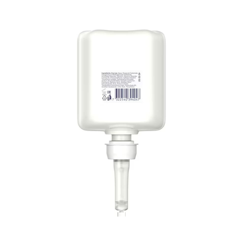 Na imagem, há um recipiente retangular branco com um bico na parte inferior, no qual se podem ver texto e um código de barras. Este Tork 420202 Desinfecção de Mãos Sensível e Hidratante Premium da TORK - Essity Professional Hygiene Germany GmbH é ideal para distribuir gel desinfetante para mãos hidratante e combate eficazmente os agentes patogénicos.