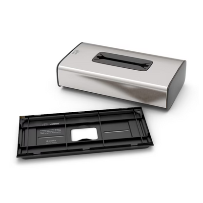 O dispensador de lenços faciais Tork 460013 Image Line F1, um dispensador de lenços de parede em aço inoxidável da TORK – Essity Professional Hygiene Germany GmbH, é mostrado com a parede traseira removida e destacada. Este dispensador com design elegante em aço inoxidável e uma janela de visualização na parte superior permite fácil reabastecimento e retirada de folha única em banheiros públicos.