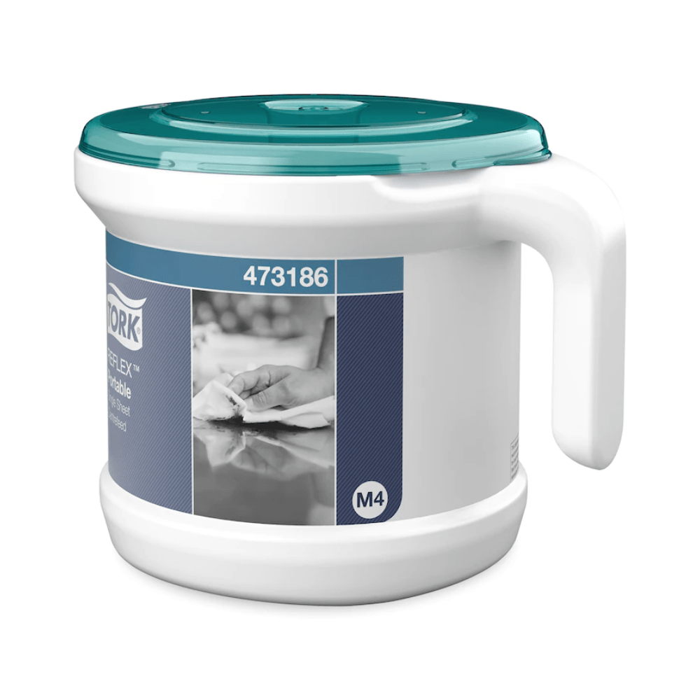 Um Tork 473186 Cilíndrico Branco Portátil Reflex™ Dispensador de Folha Única com Rolagem Interna M4, equipado com uma alça e tampa azul-esverdeada, possui uma etiqueta mostrando mãos usando um pano para evitar contaminação cruzada, com "Tork" claramente visível.