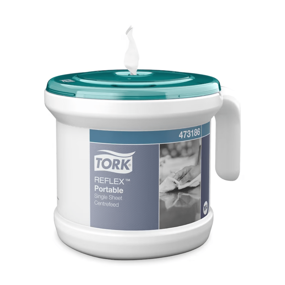 O Tork 473186 Cilíndrico Branco Portátil Reflex™ Dispensador de Folha Única com Rolagem Interna M4 da TORK - Essity Professional Hygiene Germany GmbH possui uma tampa e alça azul-esverdeada, ideal para evitar contaminação cruzada. Seu design branco exibe uma etiqueta com o nome do produto e uma imagem de uma pessoa usando um pano.