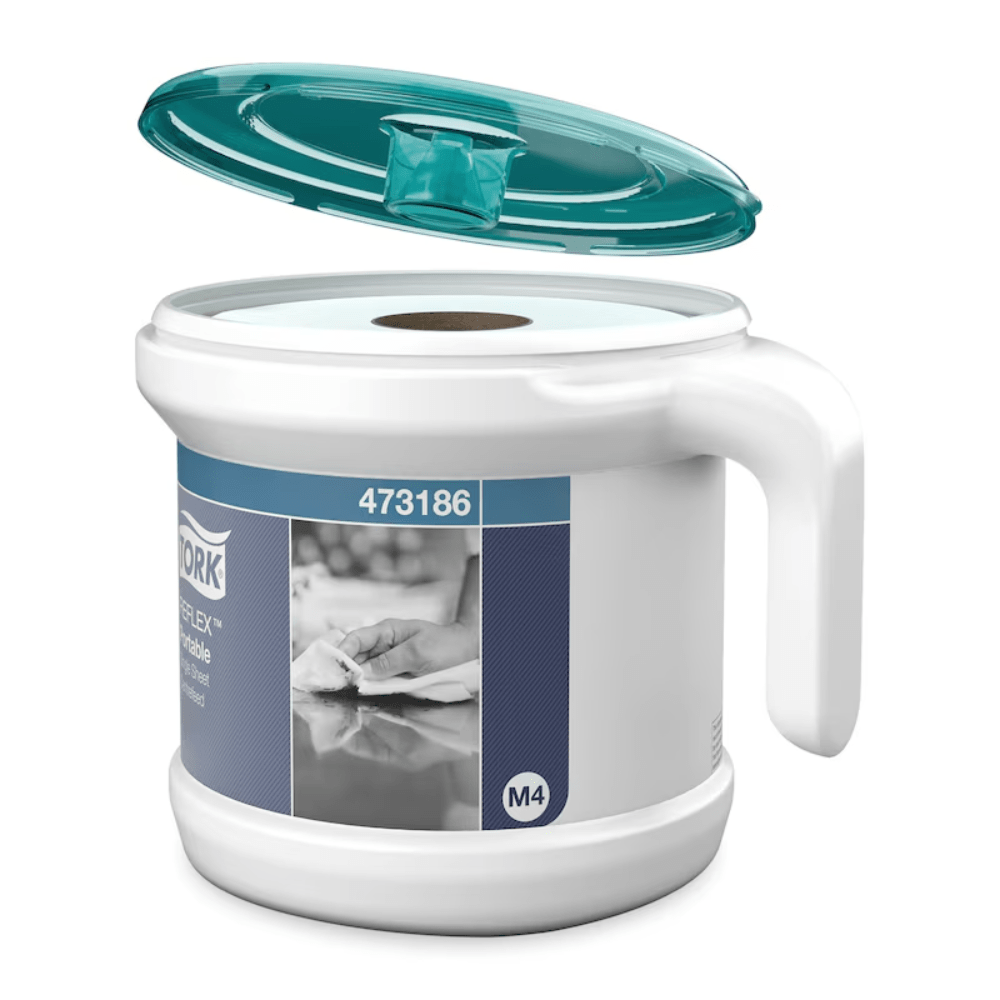 Um dispensador cilíndrico branco com a designação 473186, com uma tampa azul-esverdeada parcialmente aberta, uma alça e uma imagem de mãos se limpando para evitar contaminação cruzada. Este Tork Portátil Reflex™ Dispensador de Folha Única com Rolagem Interna M4 da TORK – Essity Professional Hygiene Germany GmbH garante higiene em movimento.