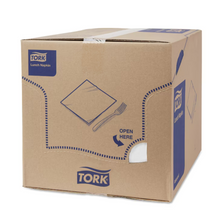 Uma grande caixa com a inscrição "Tork 477149 Guardanapos de Almoço Brancos Advanced 1/4-dobra 2-camadas" exibe o logotipo da TORK – Essity Professional Hygiene Germany GmbH. A embalagem em azul e branco destaca a ecologia dos guardanapos de almoço de 2 camadas e possui uma instrução "Abrir aqui" e uma abertura perfurada na frente.