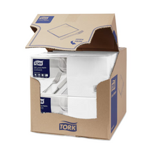 Uma caixa de guardanapos Tork 477414 Soft Lunchservietten Branco Advanced 3 camadas está parcialmente aberta, revelando quatro pilhas de guardanapos brancos de três camadas, industrialmente compostáveis. A caixa exibe a marca azul e branca da TORK - Essity Professional Hygiene Germany GmbH, juntamente com informações do produto e uma instrução clara de "Abrir aqui" na aba superior.