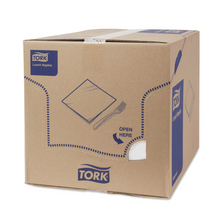 A caixa dos guardanapos Tork 477414 Soft Lunchservietten Branco Advanced 3 camadas apresenta texto azul e símbolos com um recorte de "Abrir aqui" ao lado de imagens de um guardanapo e um garfo. A caixa está selada com fita adesiva branca e mostra claramente a marca TORK da Essity Professional Hygiene Germany GmbH em vários lados. Ela contém guardanapos industrialmente compostáveis de 3 camadas.