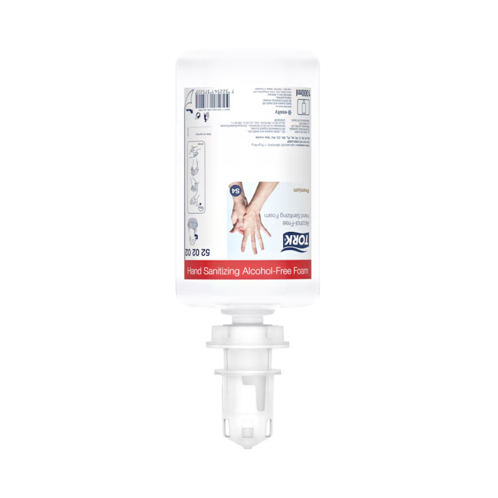 Uma garrafa transparente e branca de espuma desinfetante para mãos sem álcool Tork 520202 Premium S4 da TORK – Essity Professional Hygiene Germany GmbH. A garrafa está invertida e equipada com um bico dispensador para promover uma higiene das mãos sustentável. O rótulo contém instruções de uso e detalhes do produto em vários idiomas.