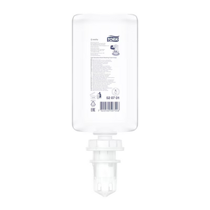 Uma garrafa de recarga transparente de 1000 ml de sabonete em espuma para mãos sensível Tork 520701 Premium S4 de plástico com tampa branca e dispensador, ilustrada de cabeça para baixo. O rótulo possui o logotipo TORK e indica a certificação ECARF e compatibilidade com a pele.