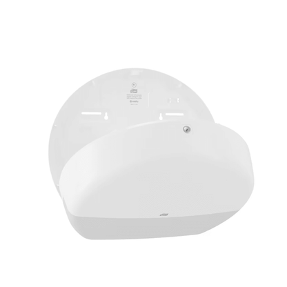 O dispensador Tork 554000 para papel higiénico Jumbo Elevation T1, concebido para casas de banho com alta frequência de visitantes, é um dispensador branco montado na parede com tampa arredondada. O dispensador é mostrado aberto para revelar o seu compartimento interno, que possui entalhes e furos para uma instalação fácil. É uma excelente escolha para uma gestão eficiente do papel higiénico Jumbo.